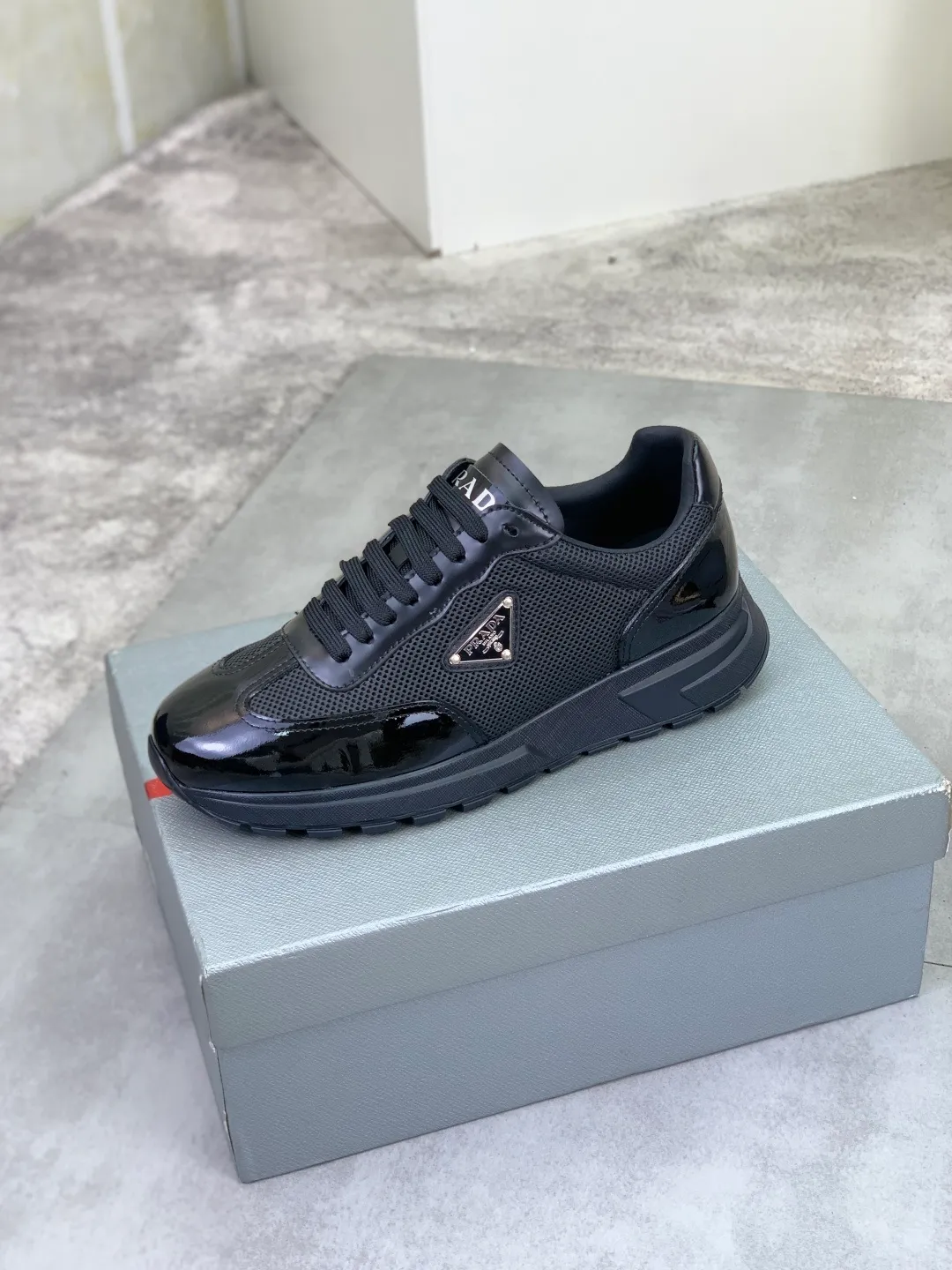 Men's Men's Shoes 💰P600 💰【New Style】 The latest model of high-quality PRADA classic men's shoes has been launched on the official website at 1:1, synchronized in Hong Kong, and on the same catwalk; all made of calfskin➕imported cowhide lining, 🍡🍡original rubber outsole, non-slip and wear-resistant; comfortable on the feet, attractive style, fine workmanship, and simple and neat shoe lasts, showing the courage and toughness of men, 👍Size: 39-44 (45 can be customized) black White color🉑️choose